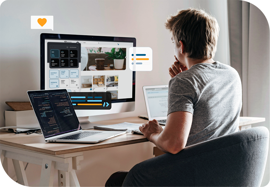 Ein Mann sitzt an einem Schreibtisch und hat vor sich ein Monitor und zwei Laptops. Auf dem linken Laptop ist Code zu sehen. Auf dem Monitor in der Mitte ist ein Webshop zu sehen auf welchem der danova Assistent geöffnet ist.
